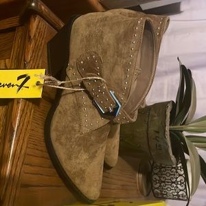 Dress Boots, Women’s size 10. Brown with a little bling